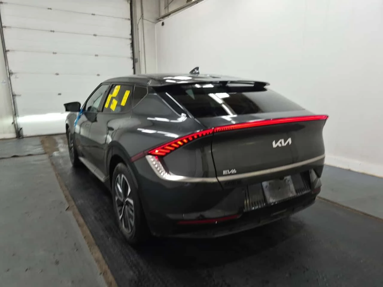 Kia EV6 * Land AWD * CARFAX * БЕЗ ПЪРВОНАЧАЛНА ВНОСКА, снимка 2 - Автомобили и джипове - 55538680