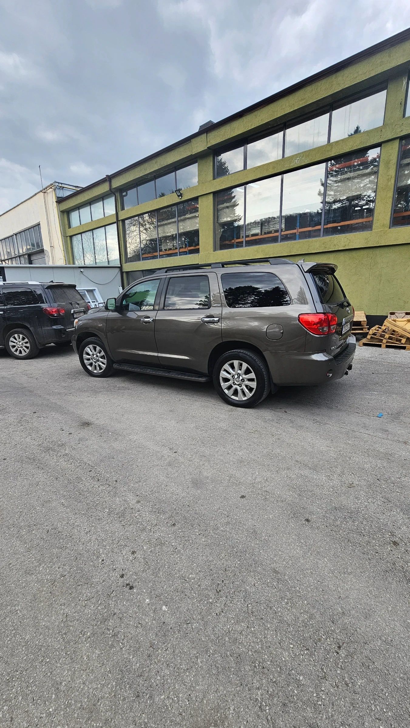 Toyota Sequoia, снимка 3 - Автомобили и джипове - 53927527
