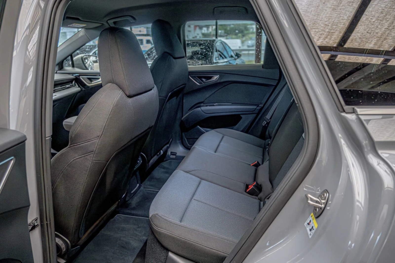 Audi Q4 35/E-Tron/Distronic/Lane Assist/Pre Sense/Isofix/E, снимка 8 - Автомобили и джипове - 55140714