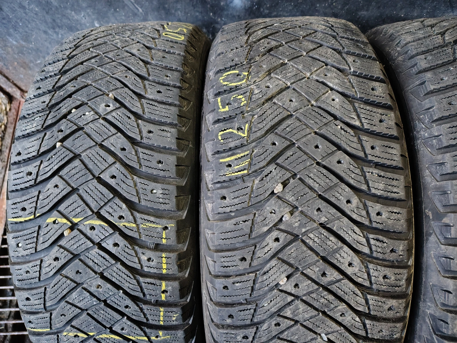 Гуми Зимни 235/55R18, снимка 2 - Гуми и джанти - 55837329