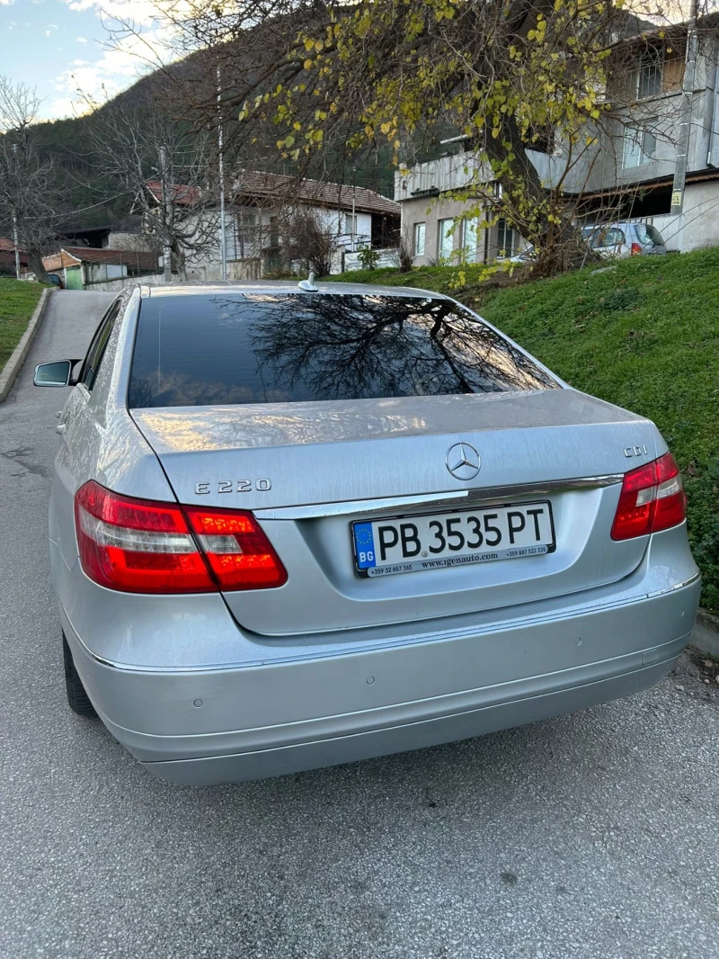 Mercedes-Benz E 220, снимка 5 - Автомобили и джипове - 52746476