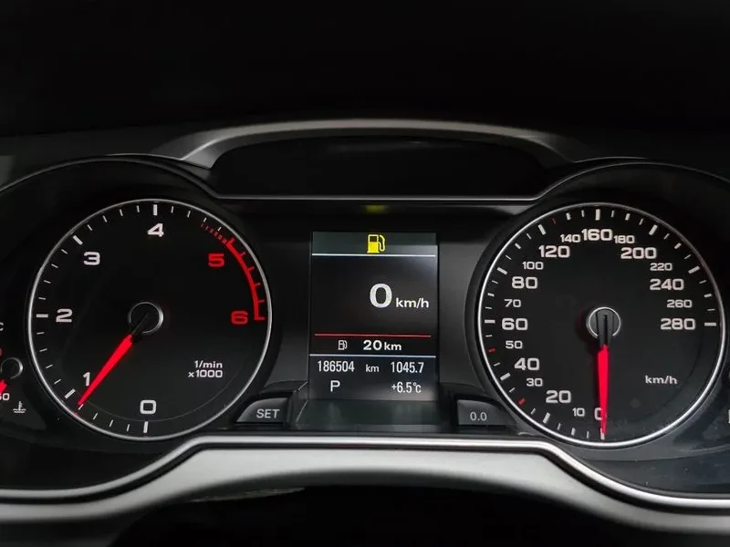 Audi A4 2.0 TDI, снимка 8 - Автомобили и джипове - 54143494