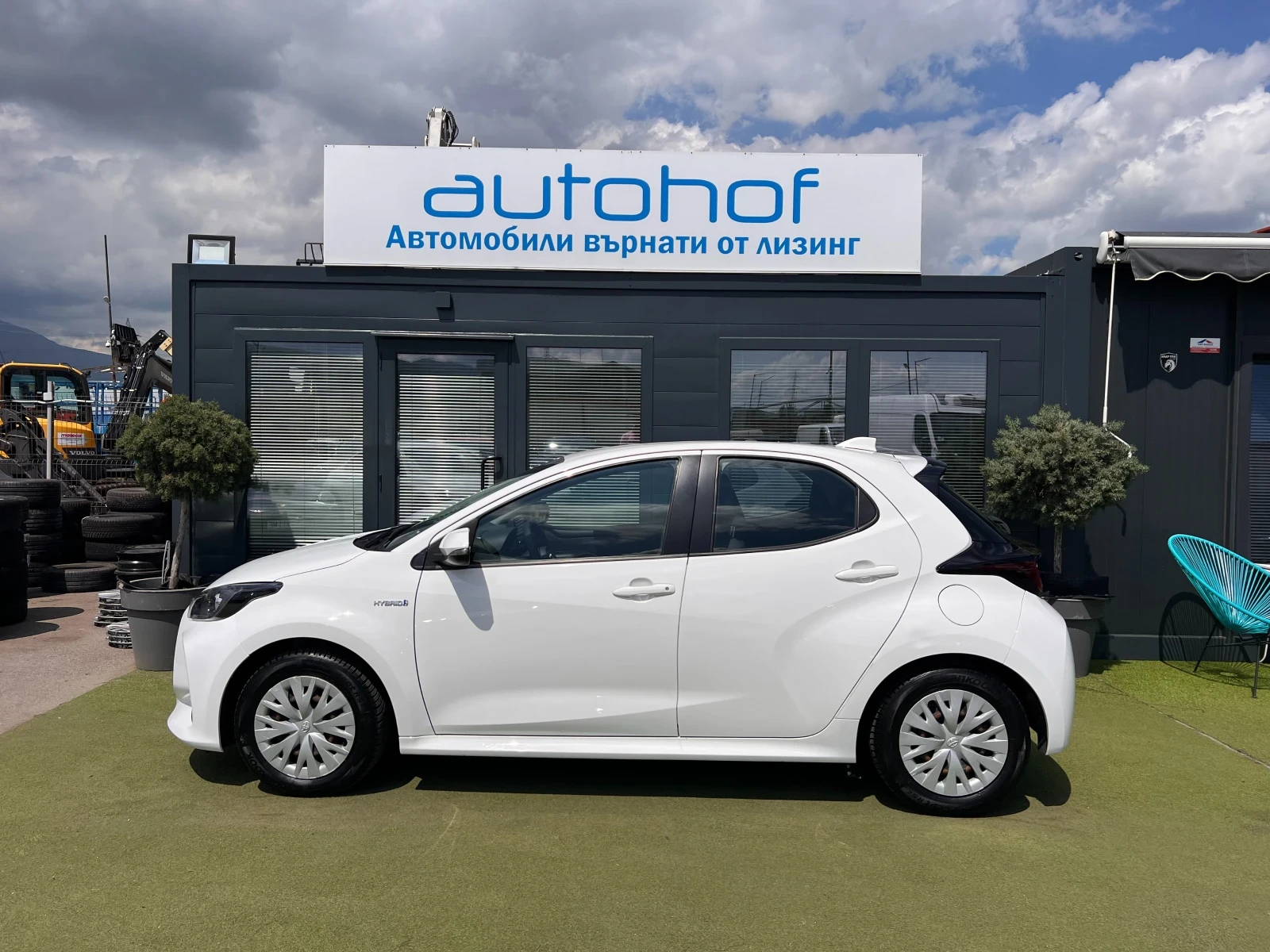 Toyota Yaris TERRA/HYBRID/1.5vvt-i/115K.C./Е-CVT AT/ - изображение 2