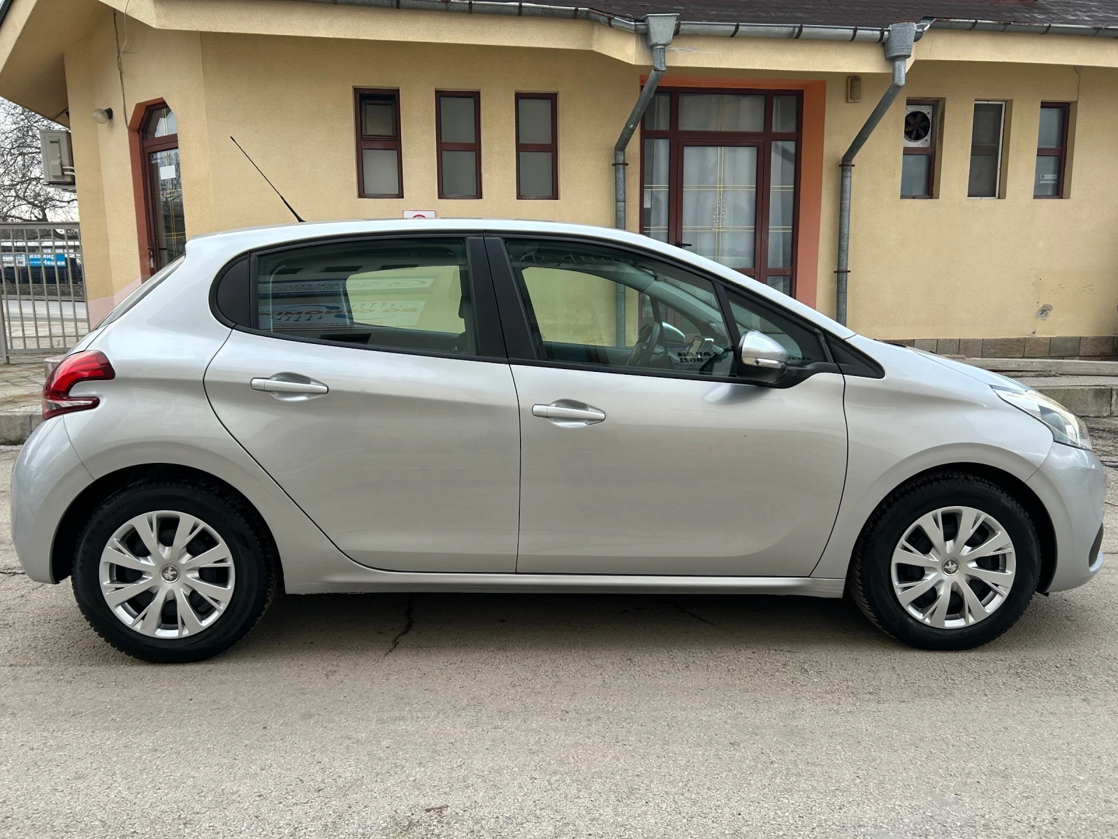 Peugeot 208 1.2i FULL LED НАВИ ЕВРО 6 - изображение 4