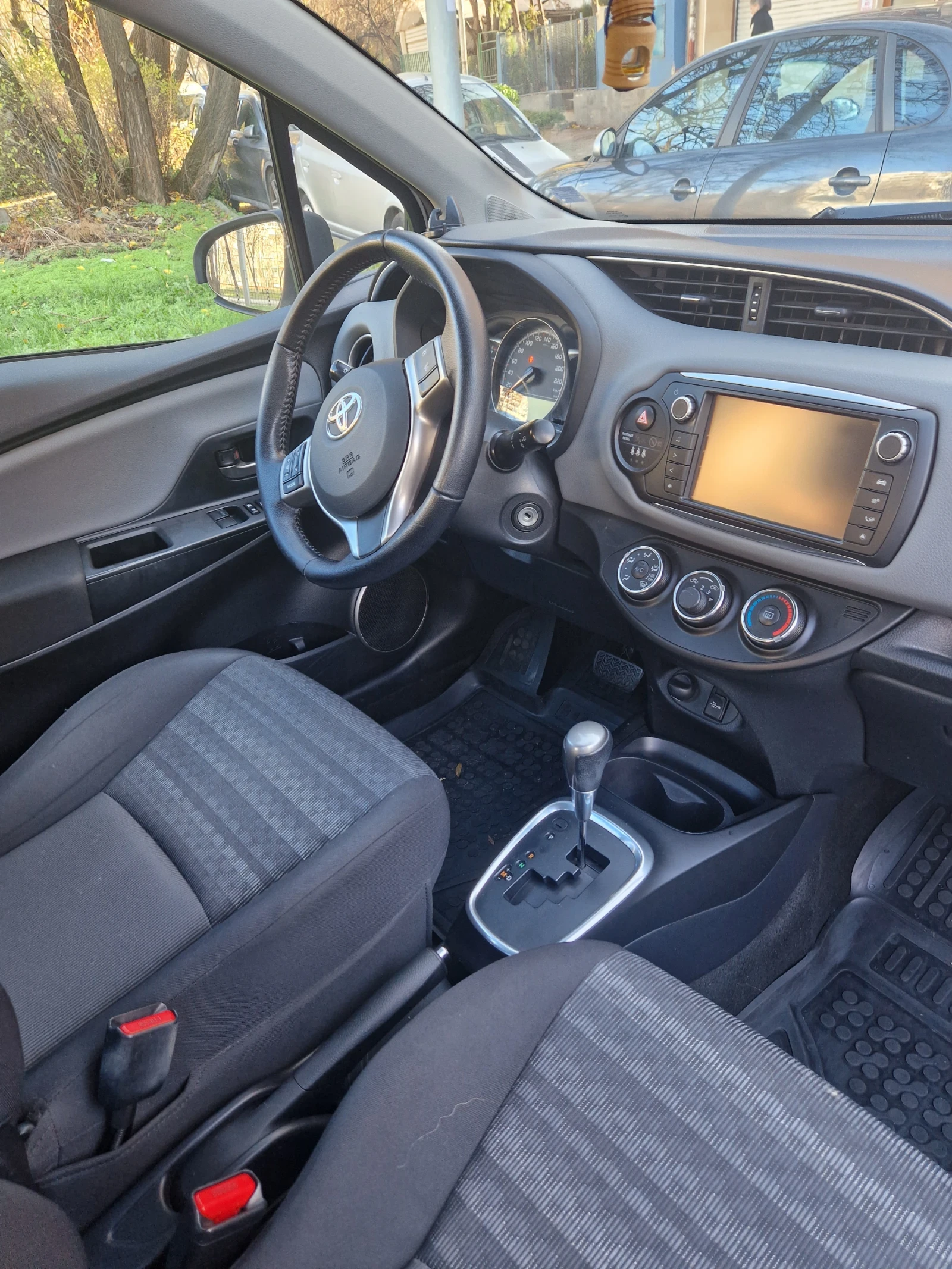 Toyota Yaris, снимка 11 - Автомобили и джипове - 54642035