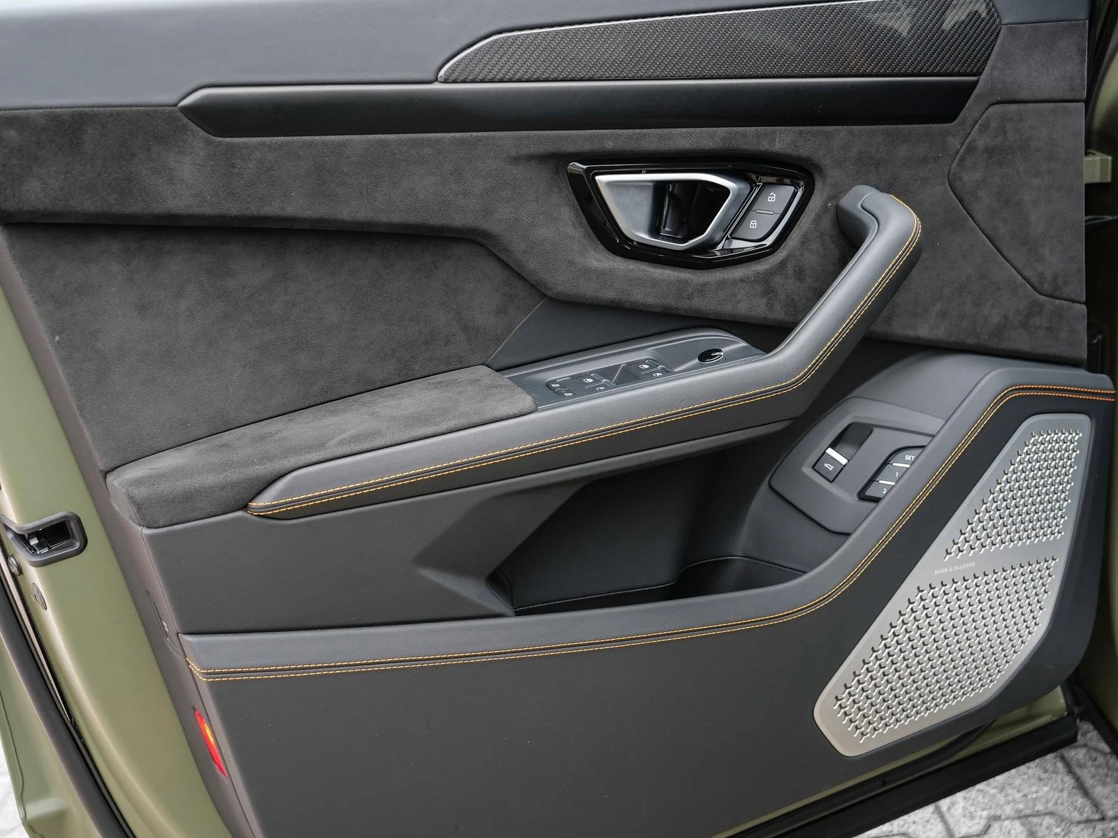 Lamborghini Urus S/666 HP/AKRAPOVIC/CARBON/CERAMIC/B&O/PANO/ - изображение 9