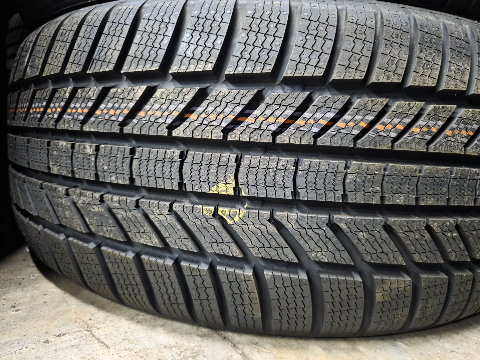 Гуми Зимни 245/45R18, снимка 3 - Гуми и джанти - 55497176