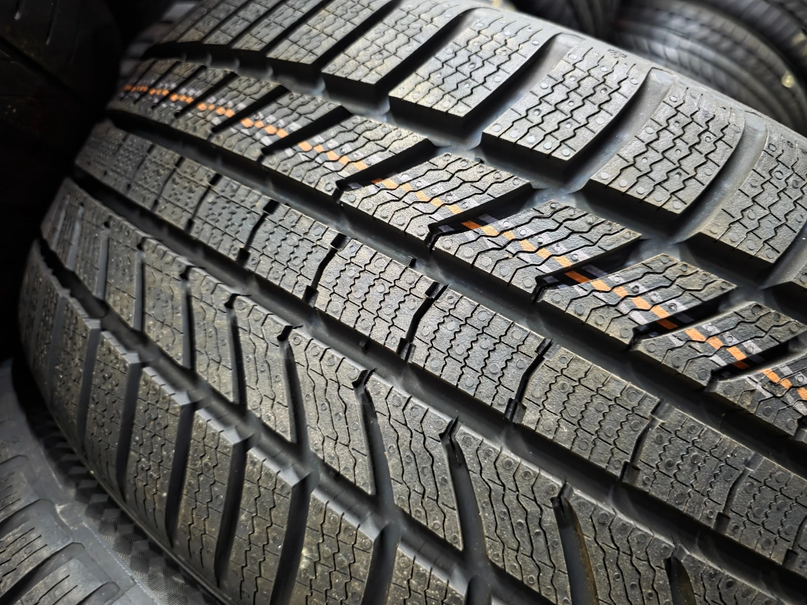Гуми Зимни 245/45R18