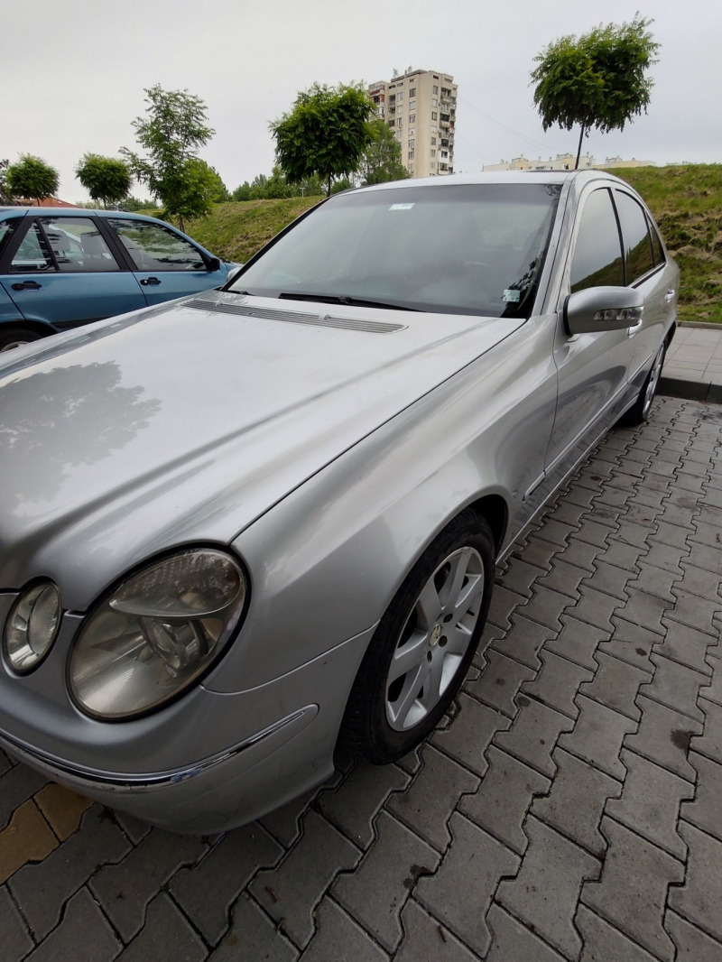 Mercedes-Benz E 220, снимка 4 - Автомобили и джипове - 46057954
