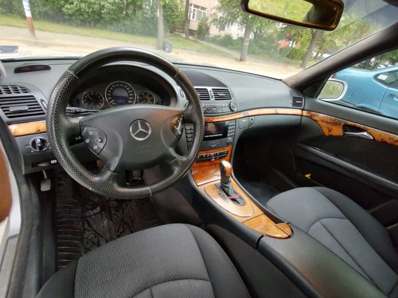 Mercedes-Benz E 220, снимка 8 - Автомобили и джипове - 46057954