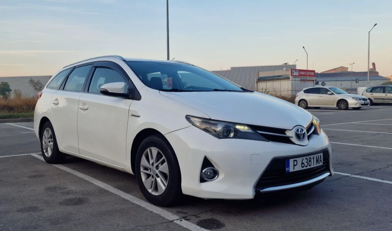 Toyota Auris 1.8 Hybrid , снимка 2 - Автомобили и джипове - 52459843