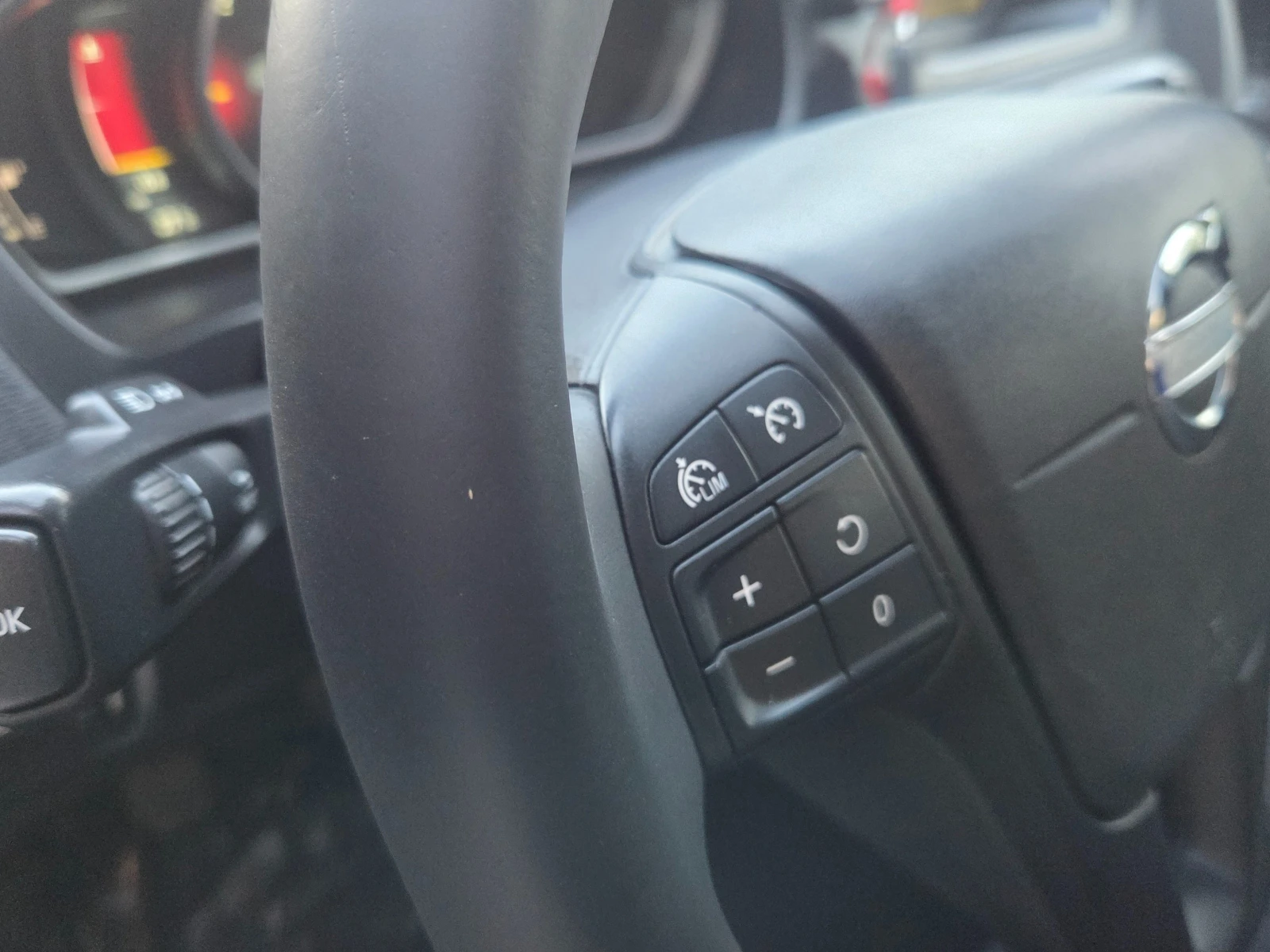 Volvo V40 1.6 DIZEL* * KAMEAR* * NAVI* * , снимка 8 - Автомобили и джипове - 54700084