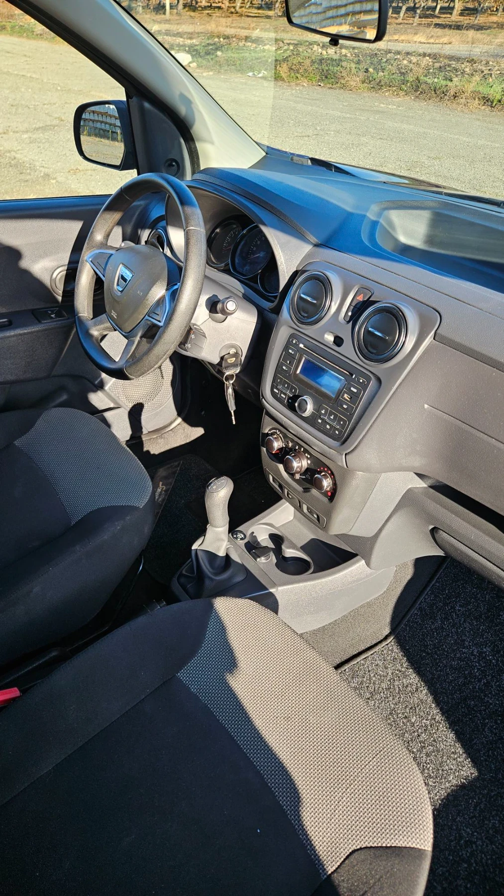 Dacia Lodgy 1.6 SCe / фабрична Газ , снимка 8 - Автомобили и джипове - 56298642