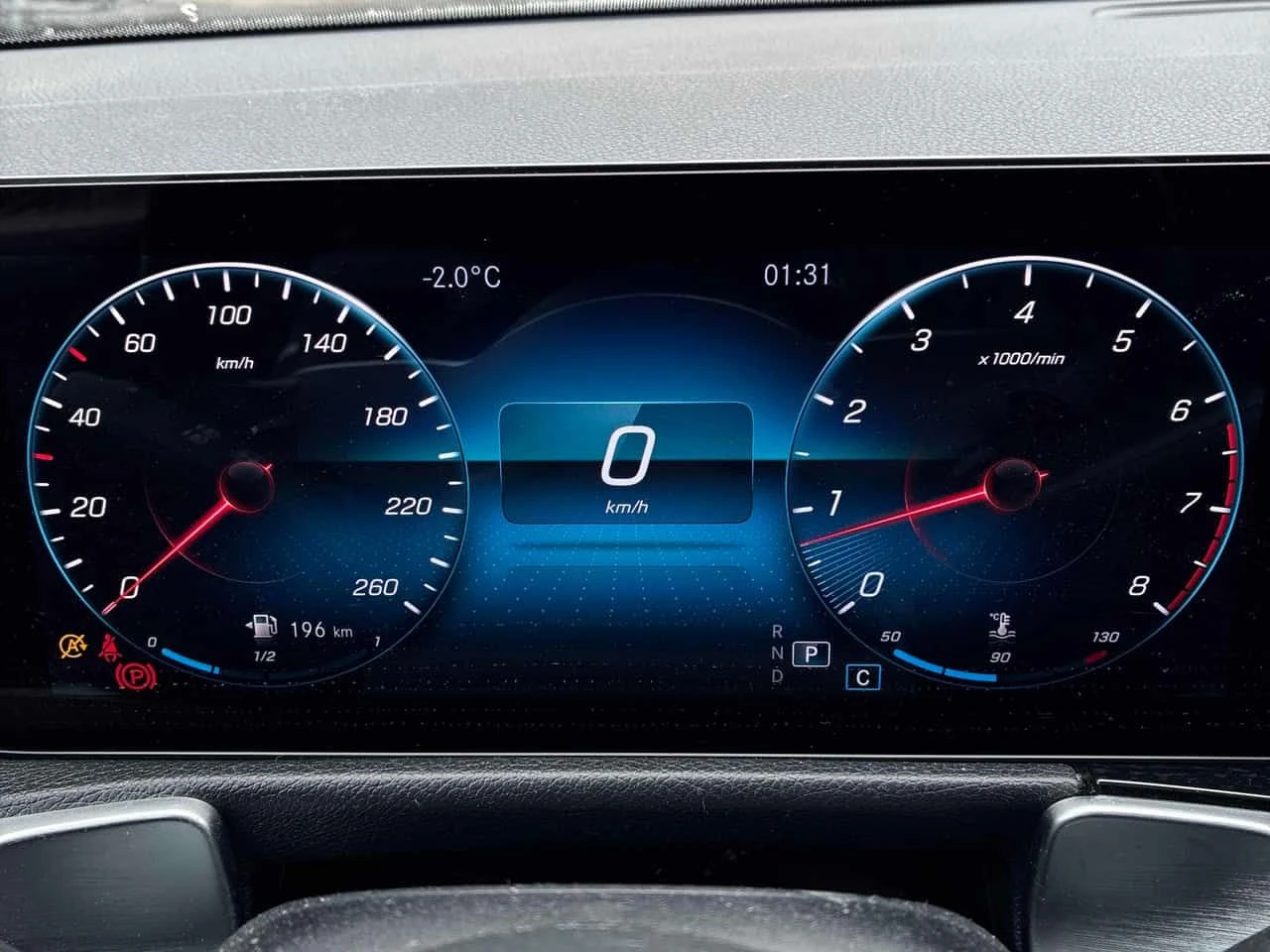 Mercedes-Benz GLB 250/CARFAX/ПАНОРАМА/360 КАМЕРИ, снимка 8 - Автомобили и джипове - 53819597