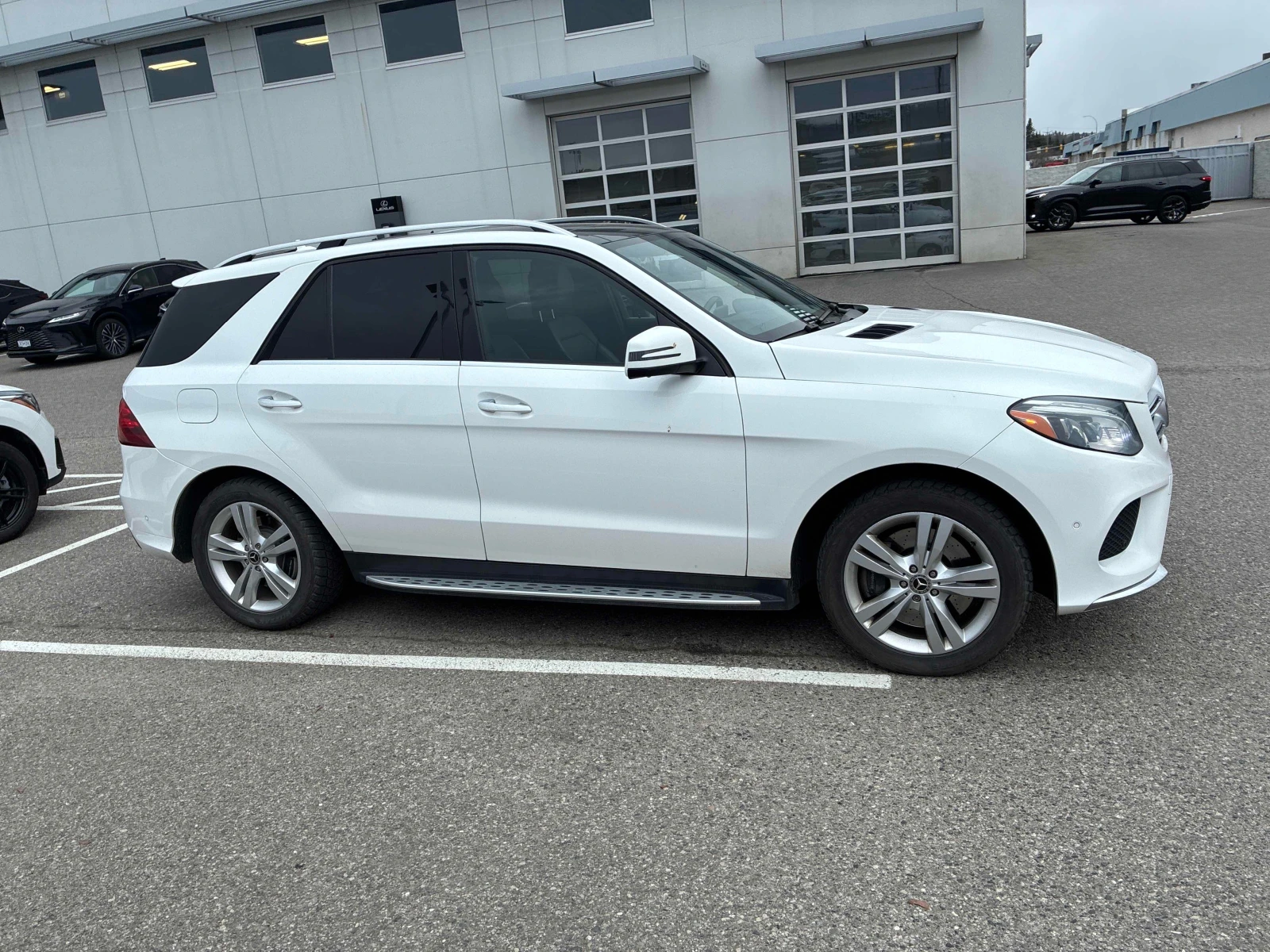 Mercedes-Benz GLE 400 AMG PK/360/HARMAN/ОБДУХ* , снимка 3 - Автомобили и джипове - 53937667