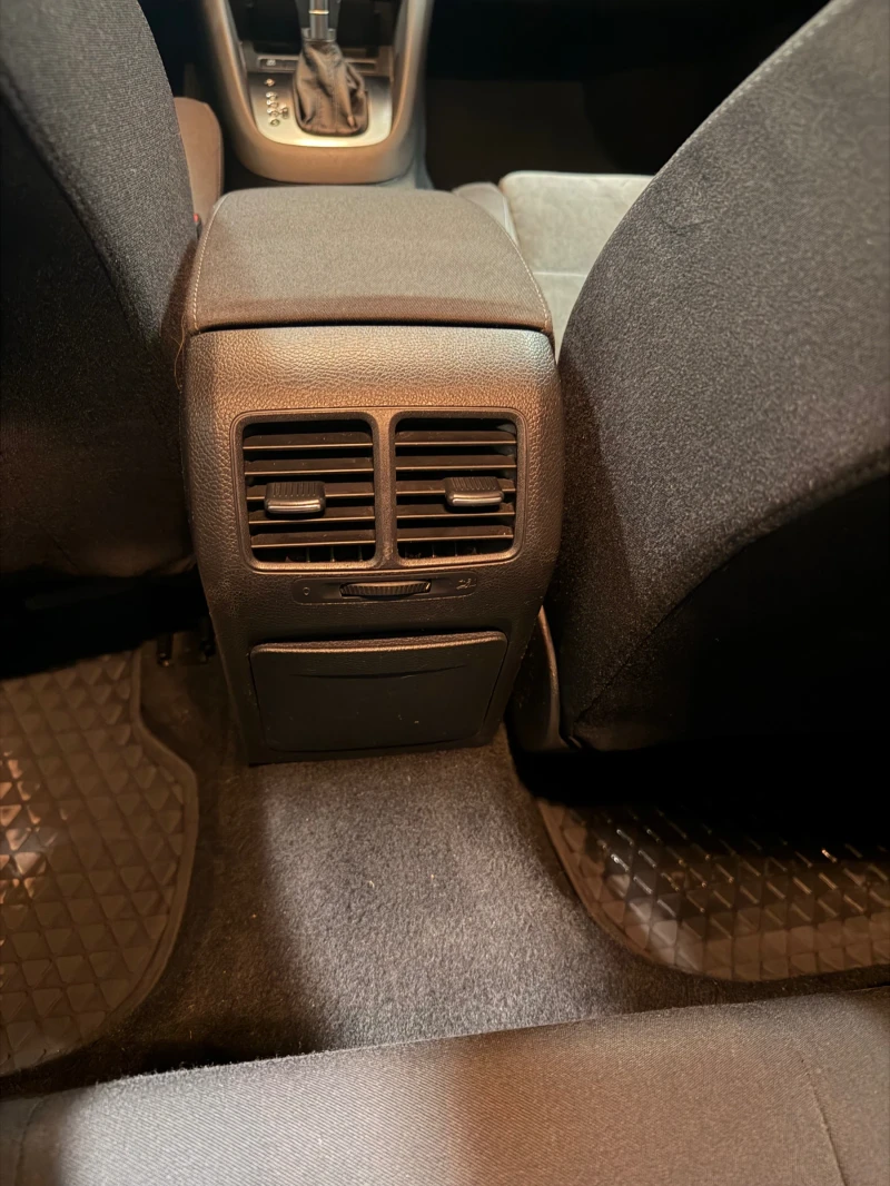 VW Golf 1.6 TDI DSG Автомат/ Нави, снимка 15 - Автомобили и джипове - 52696755