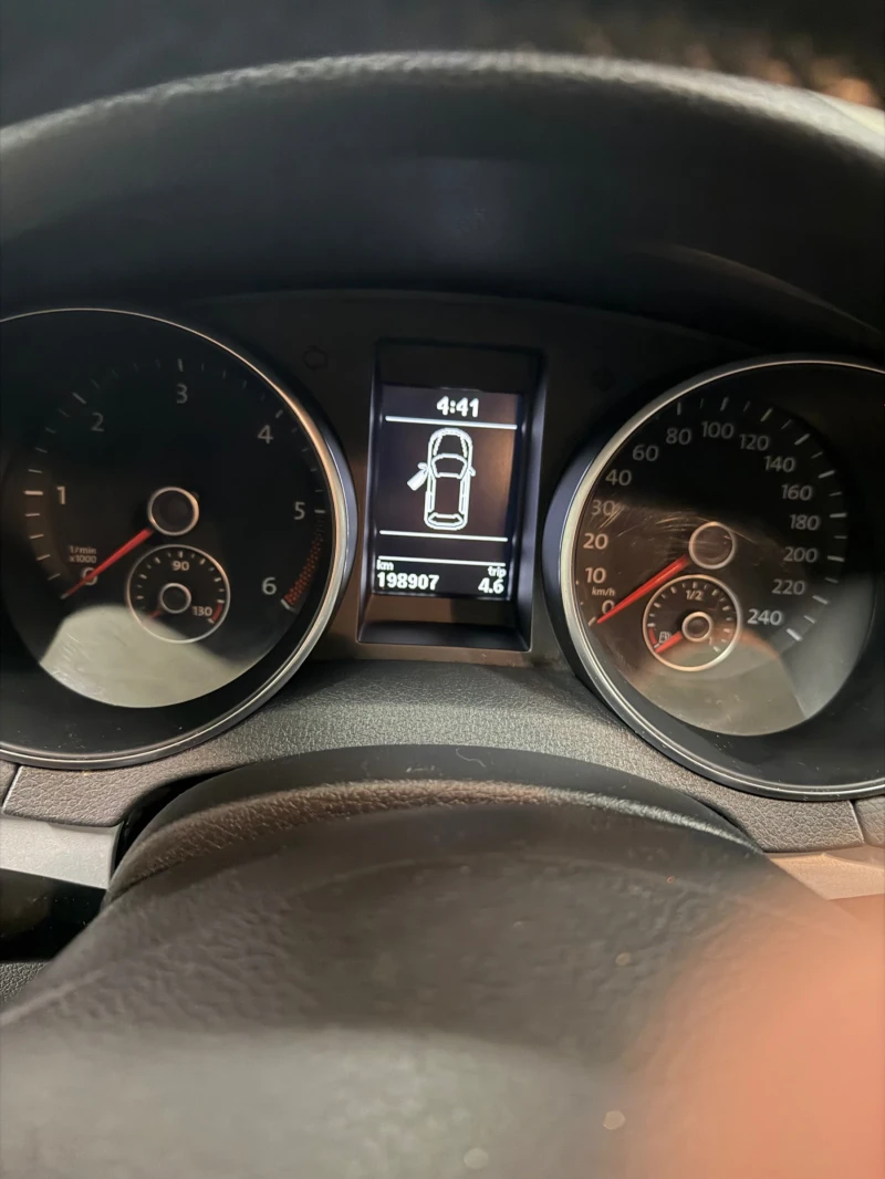 VW Golf 1.6 TDI DSG Автомат/ Нави, снимка 13 - Автомобили и джипове - 52696755