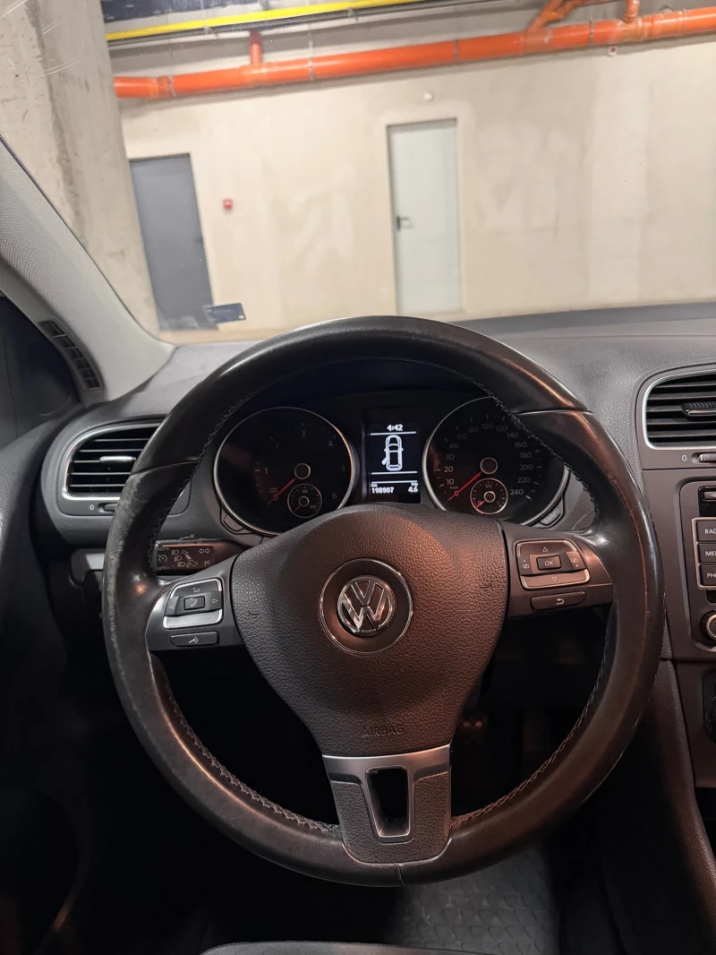 VW Golf 1.6 TDI DSG Автомат/ Нави, снимка 14 - Автомобили и джипове - 52696755