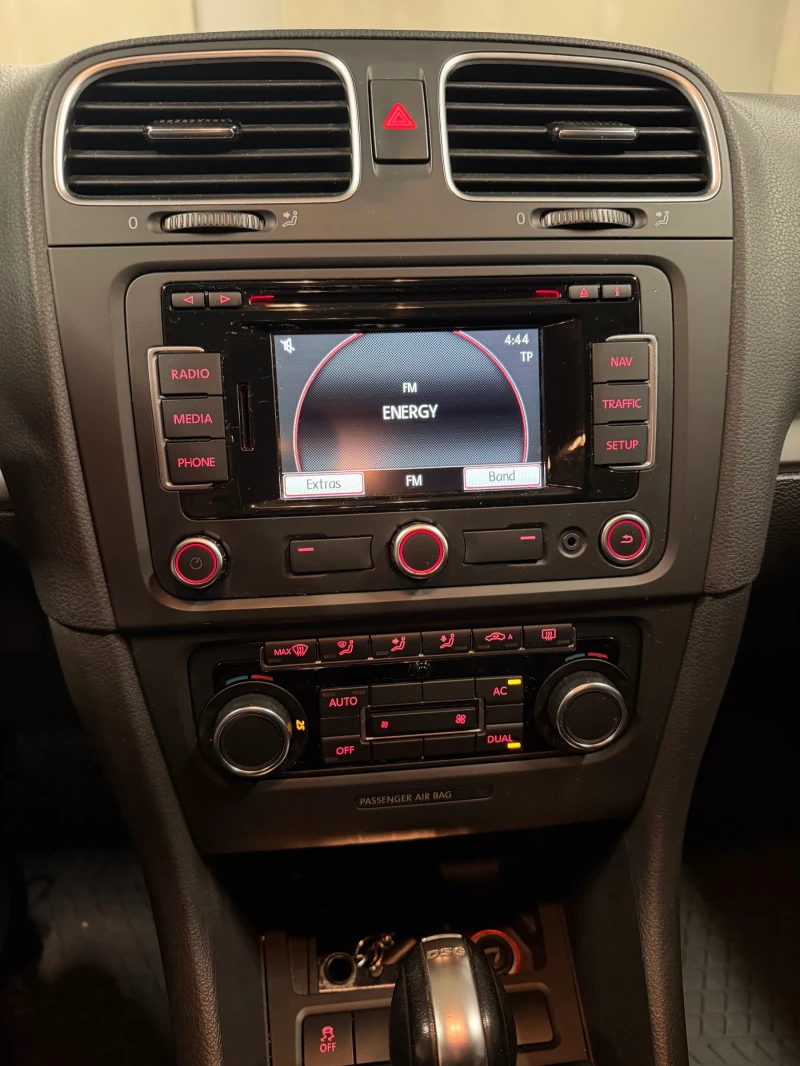 VW Golf 1.6 TDI DSG Автомат/ Нави, снимка 16 - Автомобили и джипове - 52696755