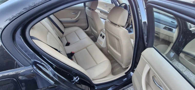 BMW 320  2.0D MSport, снимка 12 - Автомобили и джипове - 52775600