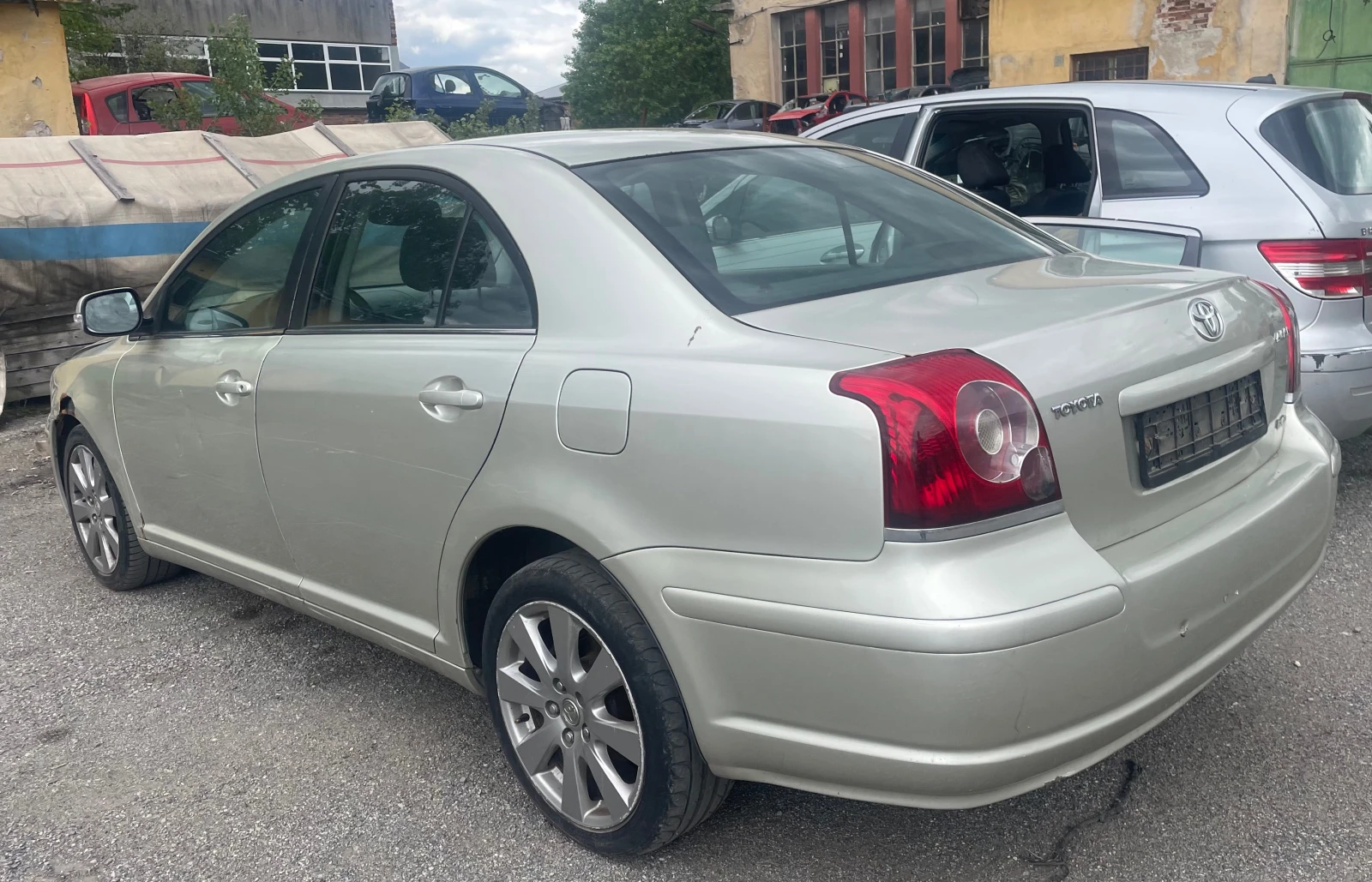 Toyota Avensis 2.2 d, снимка 4 - Автомобили и джипове - 54568131
