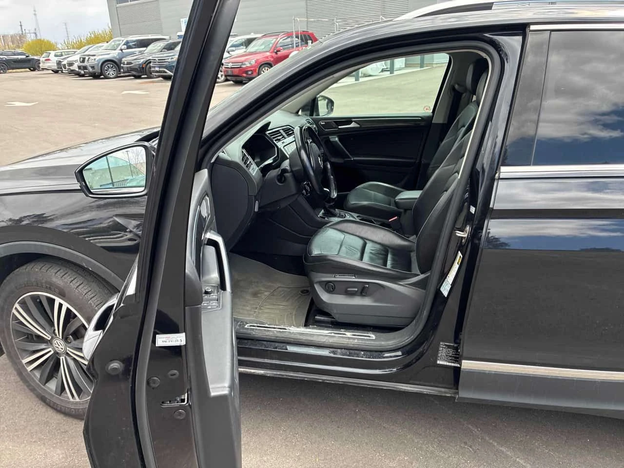 VW Tiguan * Highline * PANO* KEYLESS* ПОДГРЕВ* , снимка 16 - Автомобили и джипове - 54491494