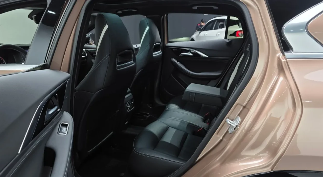 Infiniti Q30 Premium 2.0 Бензин, снимка 10 - Автомобили и джипове - 55118822