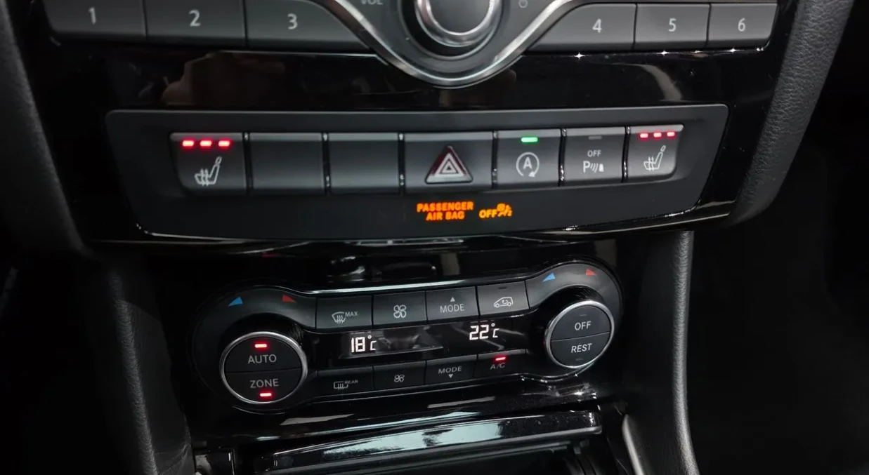Infiniti Q30 Premium 2.0 Бензин, снимка 8 - Автомобили и джипове - 55118822
