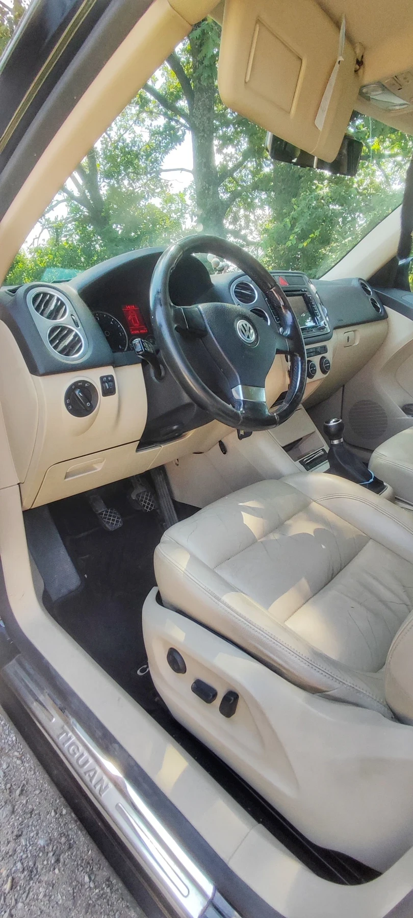 VW Tiguan 2.0 TDI 4motion, Navi, Кожа, снимка 11 - Автомобили и джипове - 55863601