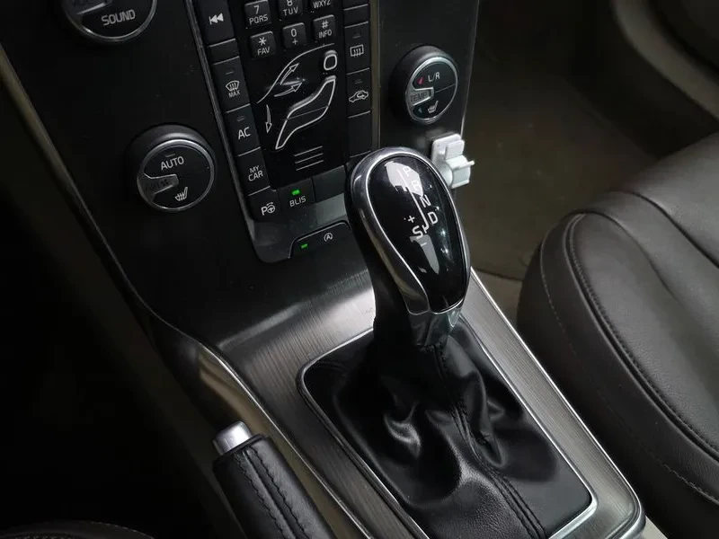 Volvo V40 1.6D, снимка 9 - Автомобили и джипове - 53796588