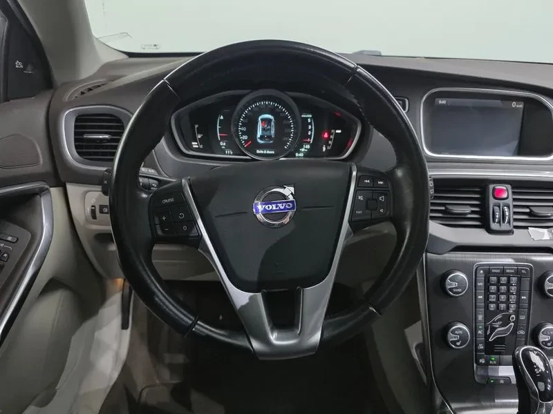 Volvo V40 1.6D, снимка 13 - Автомобили и джипове - 53796588