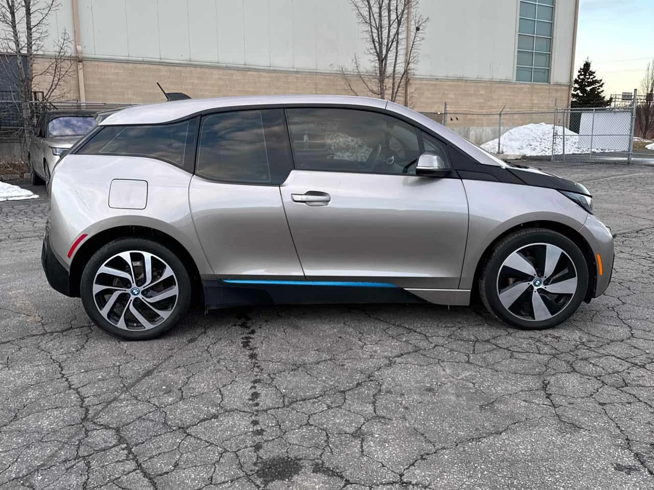 BMW i3 * 4dr HB * KEYLESS* ПОДГРЕВ* PANO*  - изображение 3