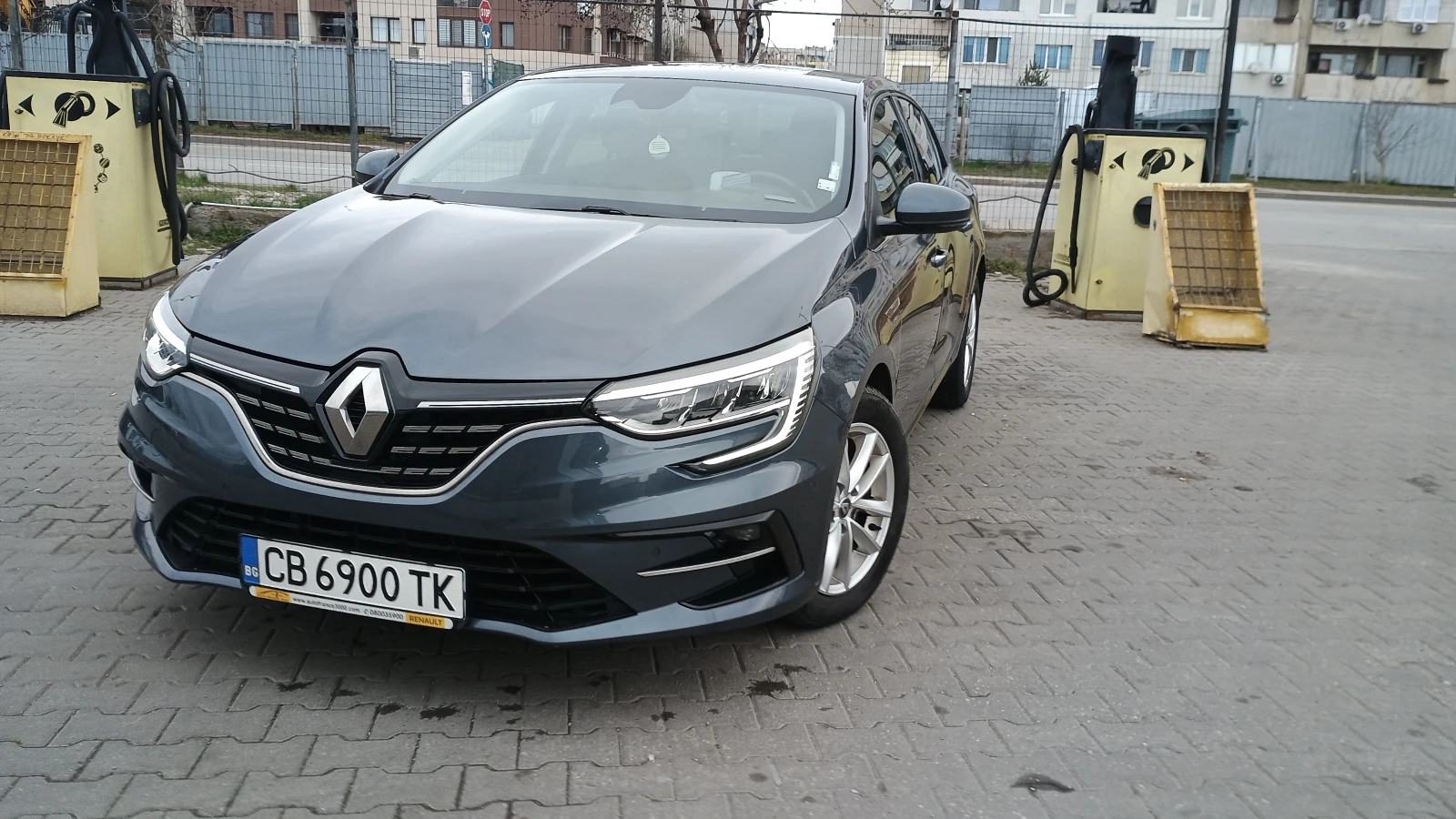 Renault Megane 1.3 tce, снимка 2 - Автомобили и джипове - 54015137