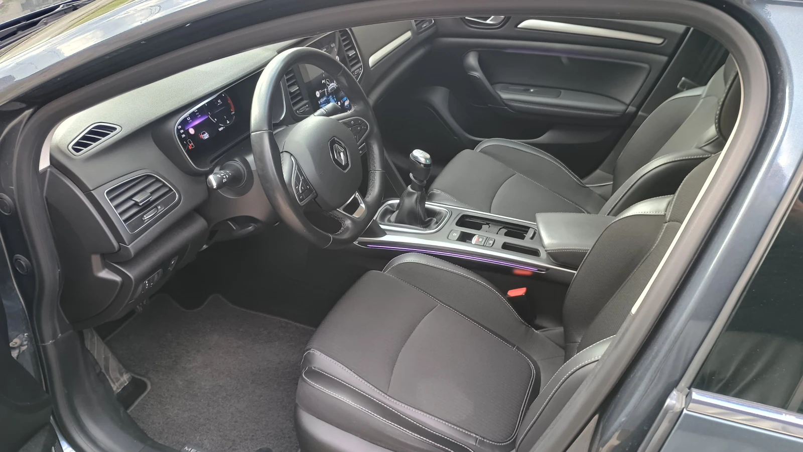 Renault Megane 1.3 tce, снимка 14 - Автомобили и джипове - 54015137