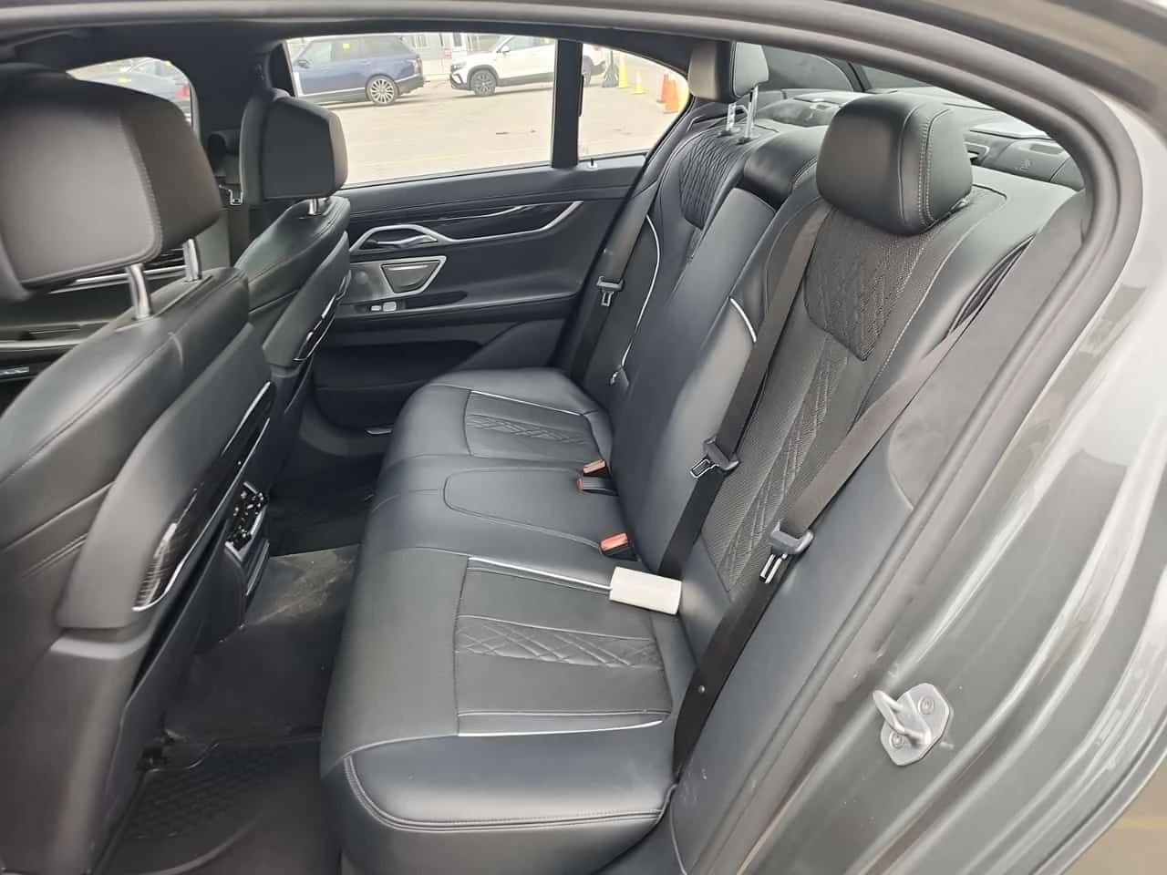 BMW 750 I XDRIVE| SWAROWSKI| HARMAN KARDON| MAСАЖИ| PANO, снимка 13 - Автомобили и джипове - 54171900