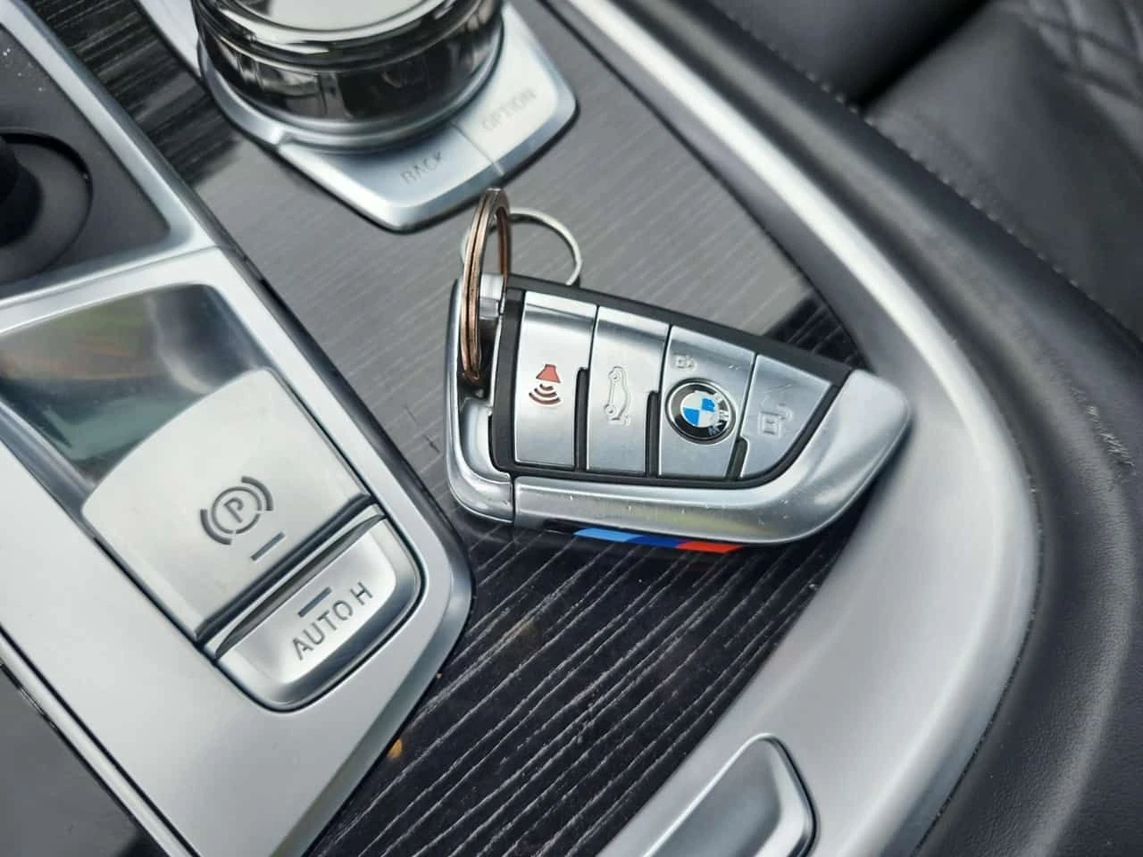 BMW 750 I XDRIVE| SWAROWSKI| HARMAN KARDON| MAСАЖИ| PANO, снимка 17 - Автомобили и джипове - 54171900