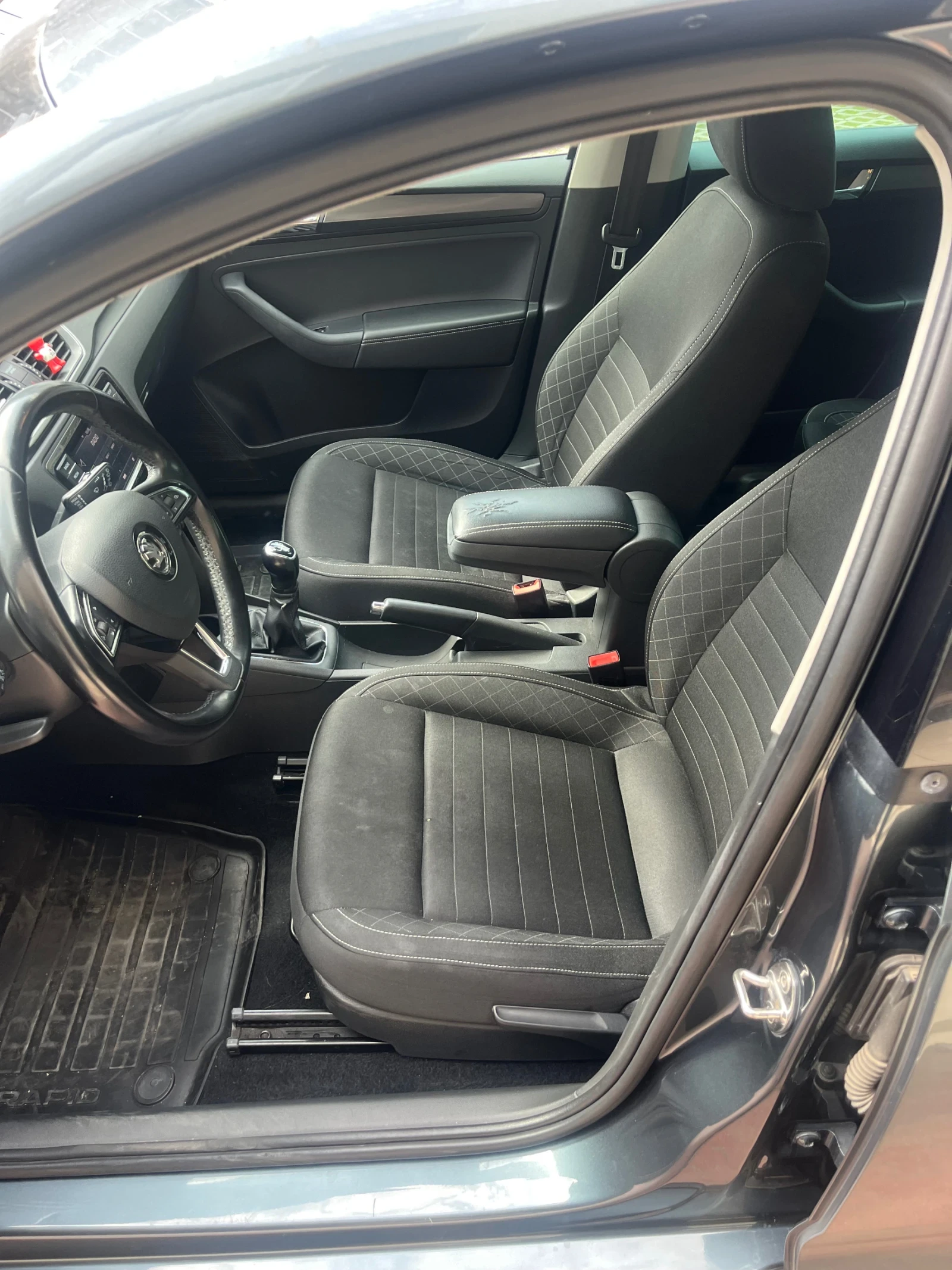 Skoda Rapid 1.6 TDI, снимка 9 - Автомобили и джипове - 54199045