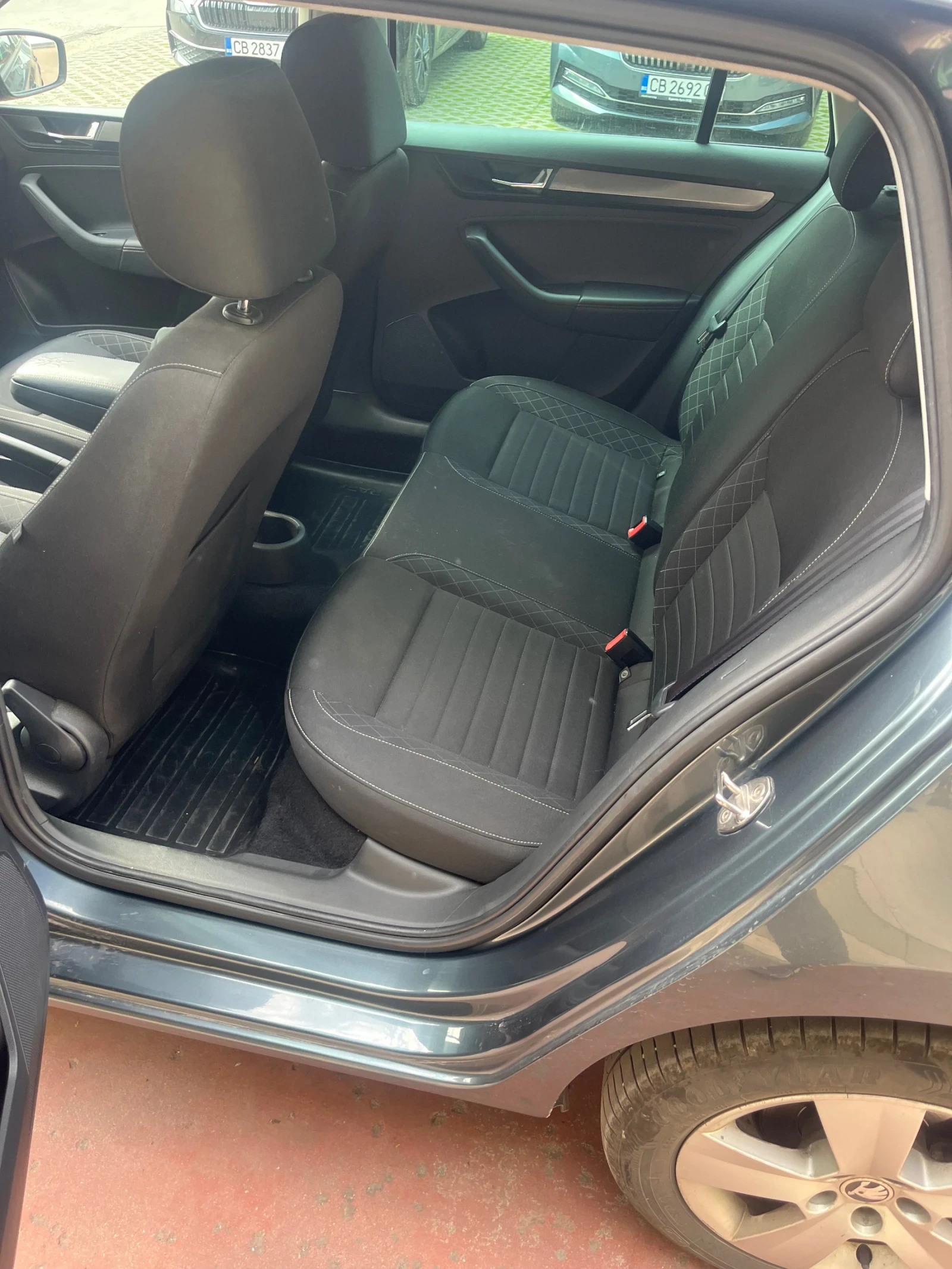 Skoda Rapid 1.6 TDI, снимка 8 - Автомобили и джипове - 54199045