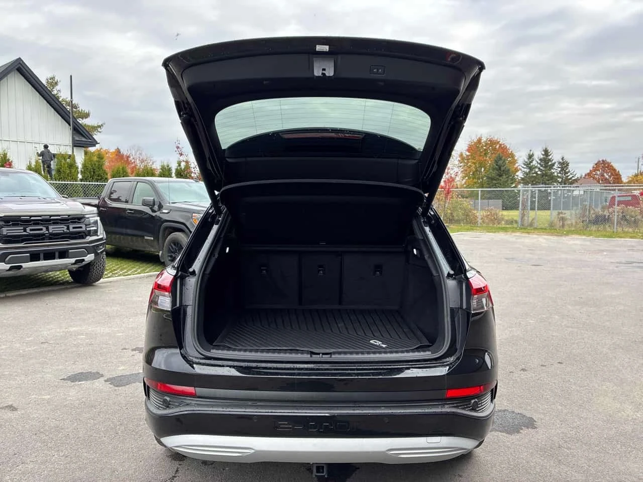 Audi Q4 E - TRON * 55 quattro * АВТОКРЕДИТ* , снимка 14 - Автомобили и джипове - 56650600