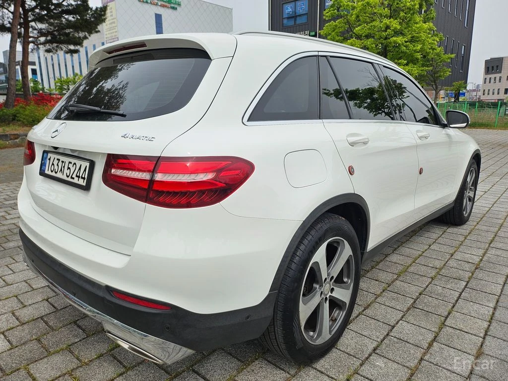 Mercedes-Benz GLC 250 4MATIC* ПОДГРЕВ* КАМЕРА* КЕЙЛЕС* , снимка 2 - Автомобили и джипове - 54702296