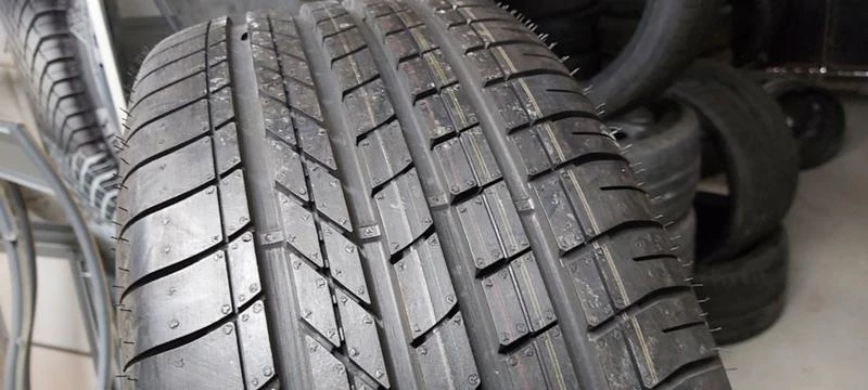 Гуми Летни 245/40R19, снимка 2 - Гуми и джанти - 32557840