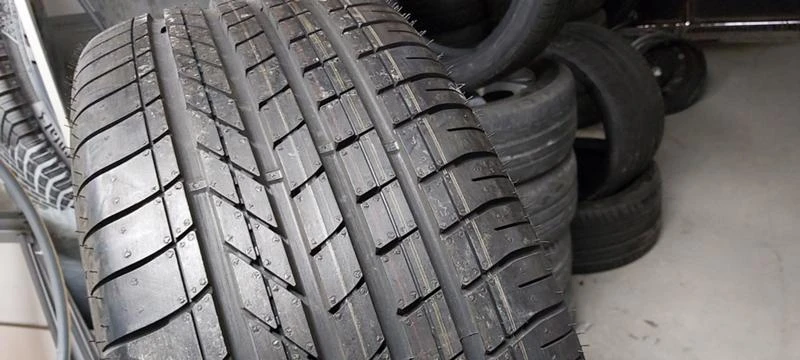 Гуми Летни 245/40R19, снимка 1 - Гуми и джанти - 32557840