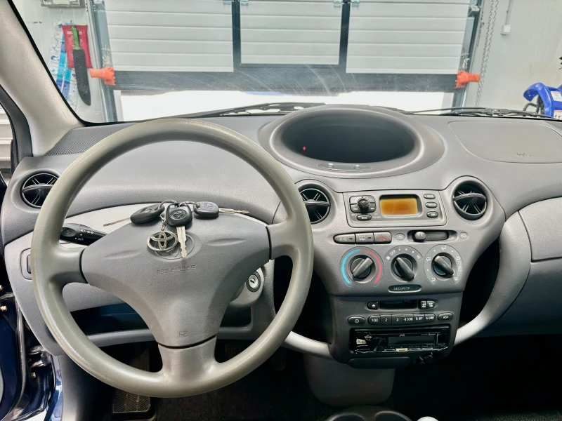 Toyota Yaris 1.0VVTI, снимка 9 - Автомобили и джипове - 47365701