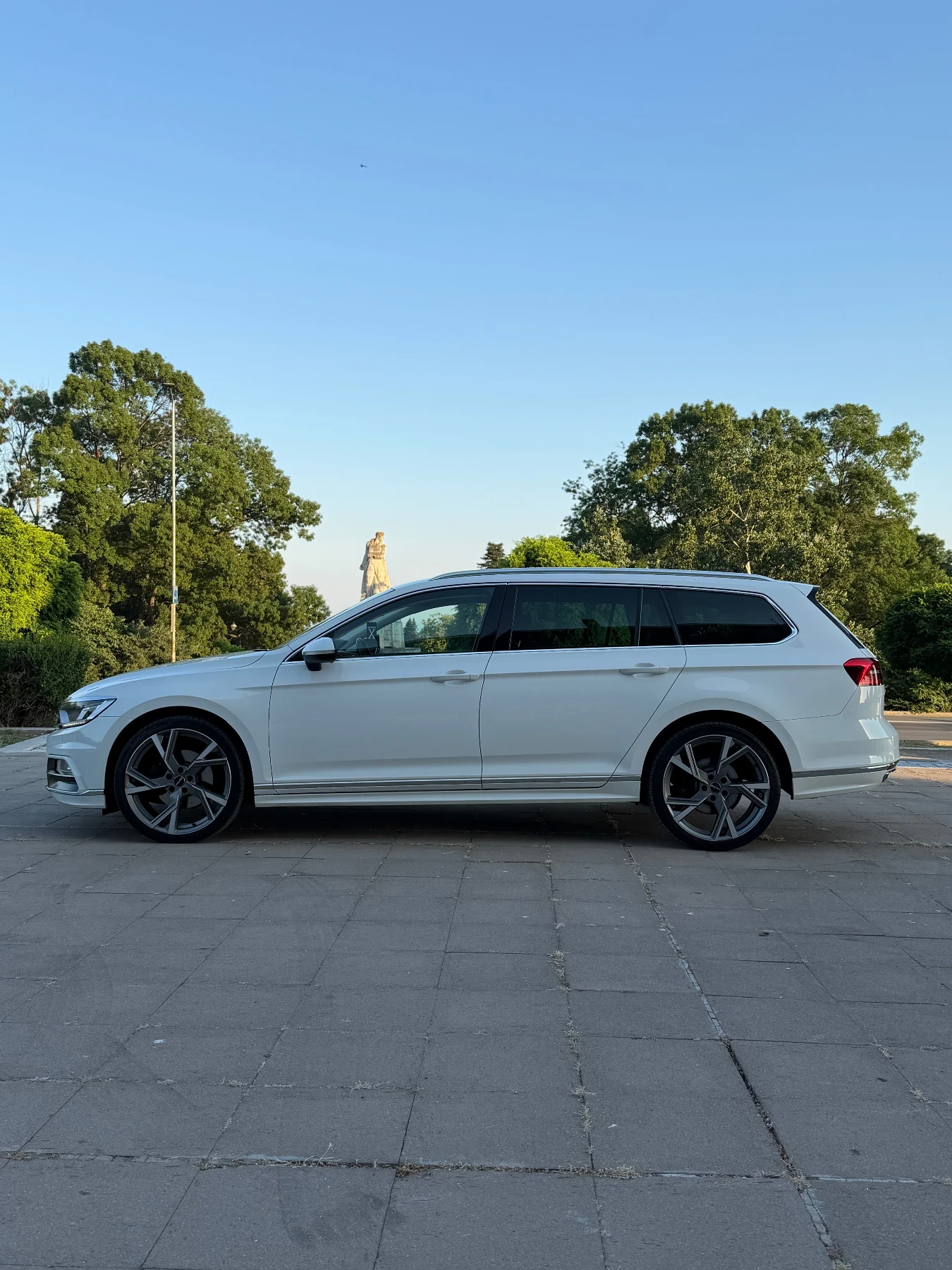 VW Passat 2.0TDI 190кс R line Digital Печка Carplay 8 джанти, снимка 3 - Автомобили и джипове - 55093279