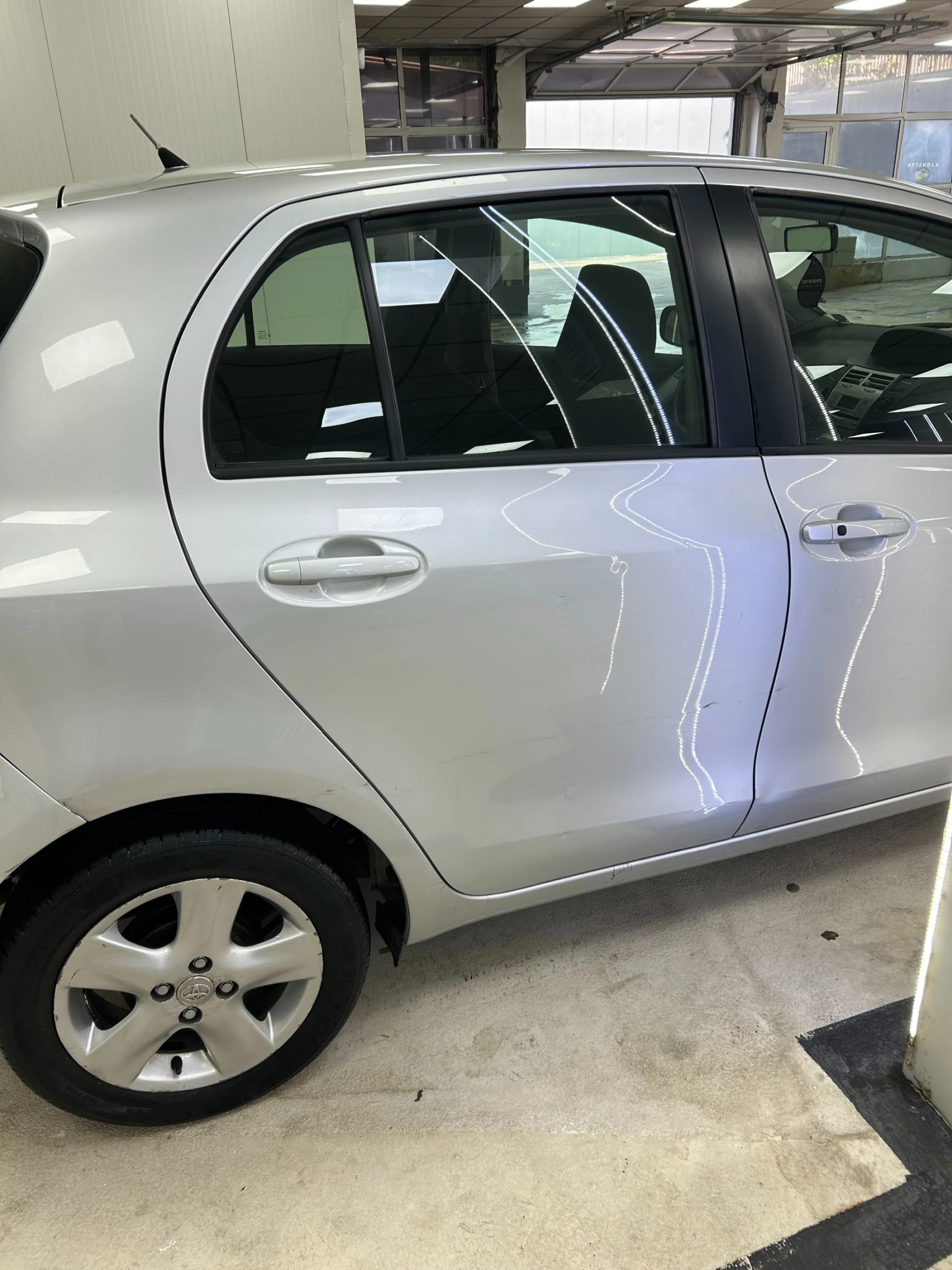 Toyota Yaris 1.3 VVT-i, снимка 4 - Автомобили и джипове - 56118461