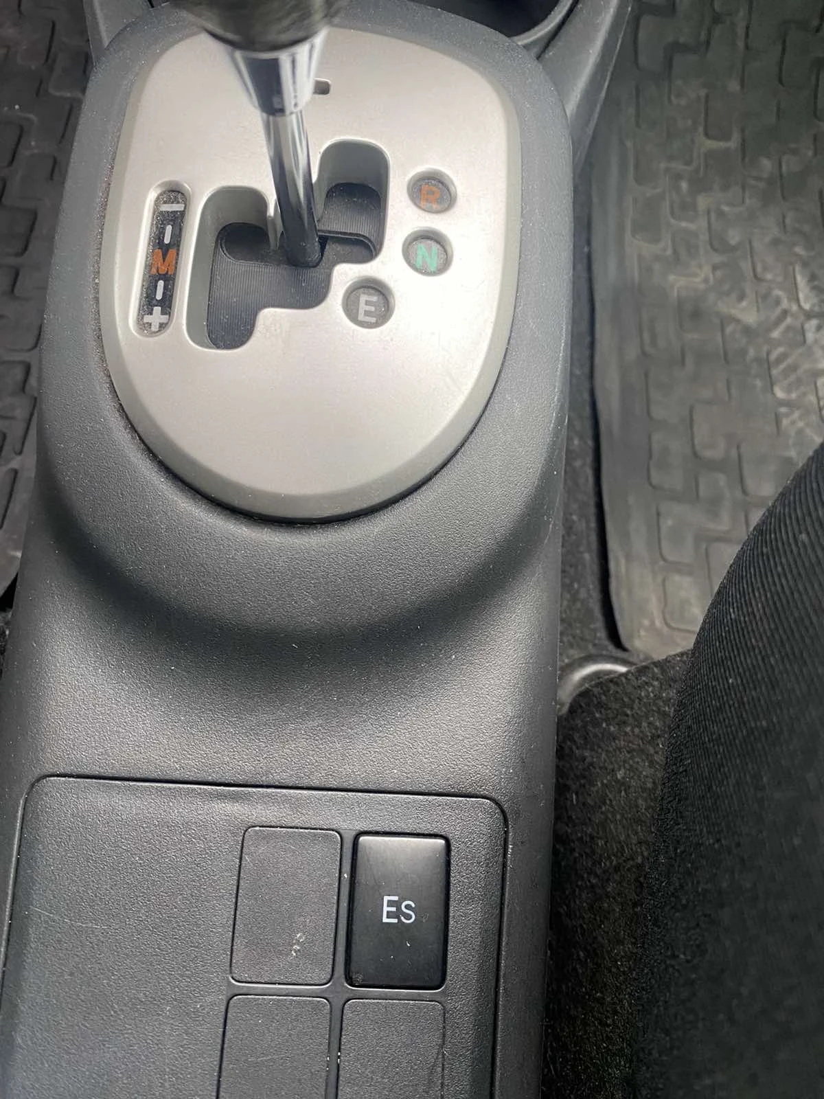 Toyota Yaris 1.3 VVT-i, снимка 10 - Автомобили и джипове - 56118461
