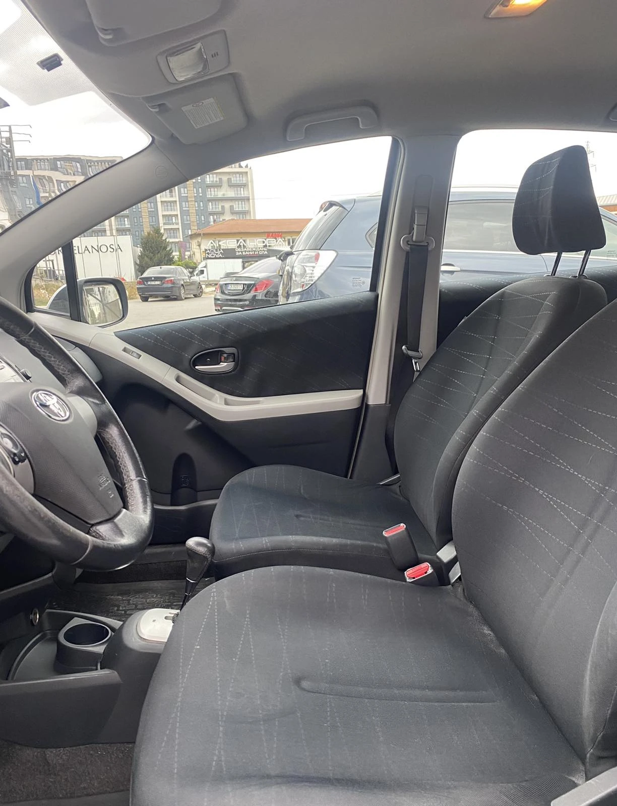Toyota Yaris 1.3 VVT-i, снимка 6 - Автомобили и джипове - 56118461
