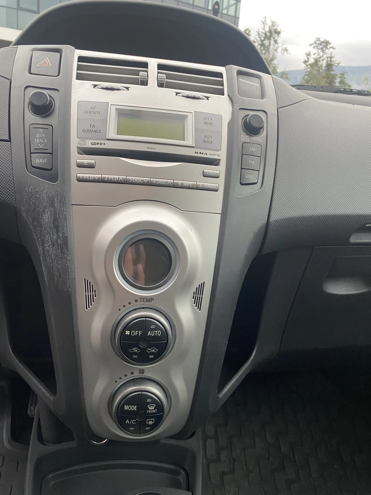 Toyota Yaris 1.3 VVT-i, снимка 7 - Автомобили и джипове - 56118461