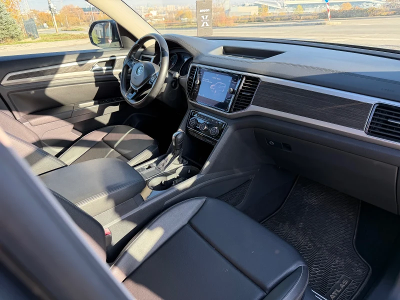 VW Atlas 3.6 V6 SEL R-Line 7 Местен, снимка 11 - Автомобили и джипове - 52388126