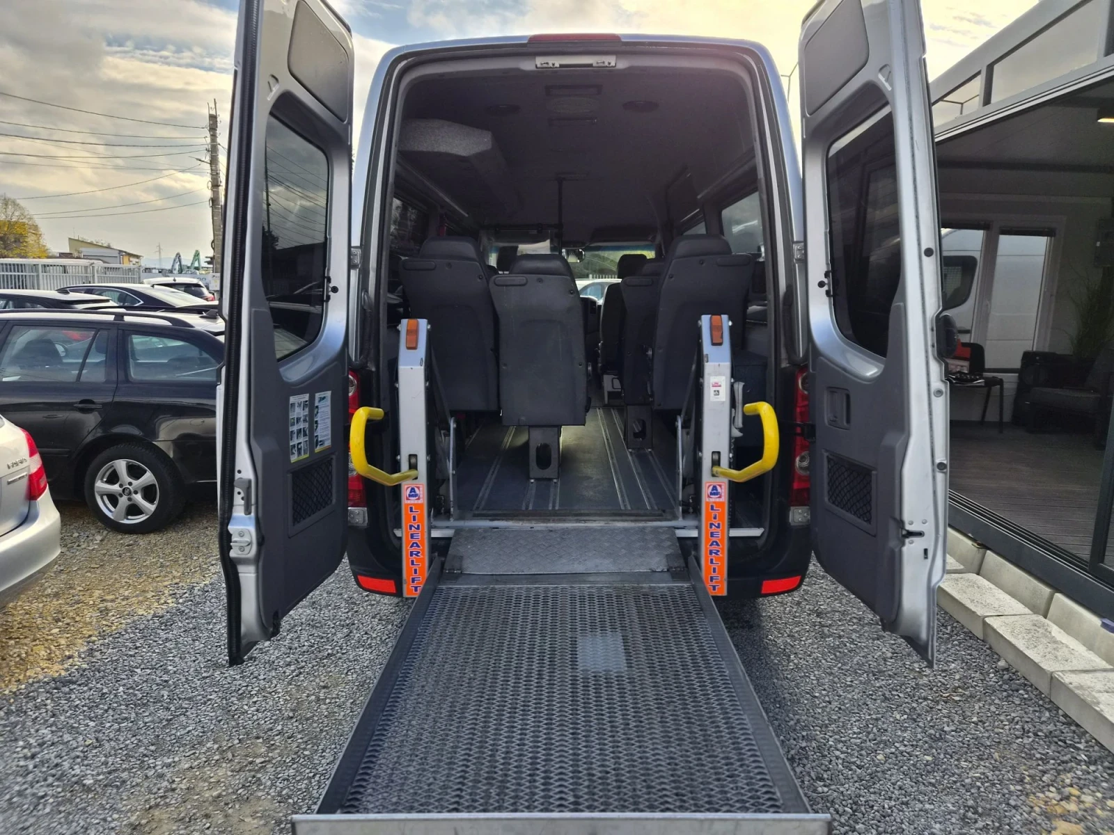 VW Crafter 2.5TDI AUTOMAT 9 МЕСТА , снимка 2 - Бусове и автобуси - 56751562